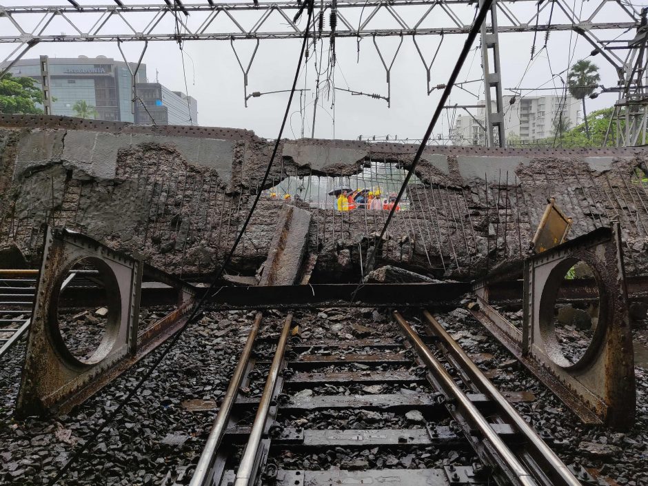 Mumbajaus traukinių stotyje sugriuvo dalis pėsčiųjų tilto, yra sužeistųjų