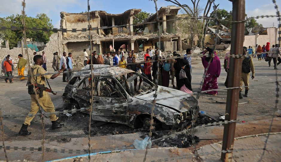 Somalio sostinėje per sprogdinimus ir ataką viešbutyje žuvo 12 žmonių