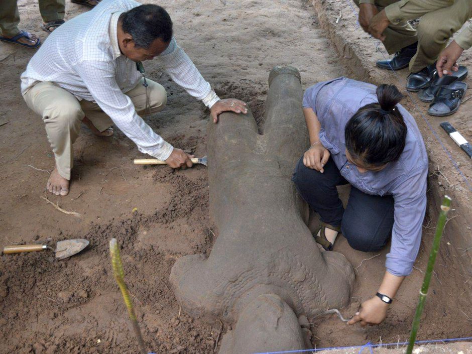 Kambodžos šventyklos komplekse rasta senovinė statula