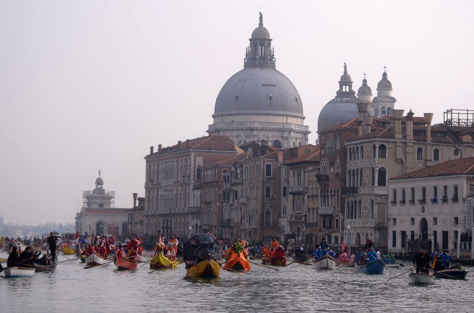 Venecijoje įsibėgėjo tradicinis karnavalas