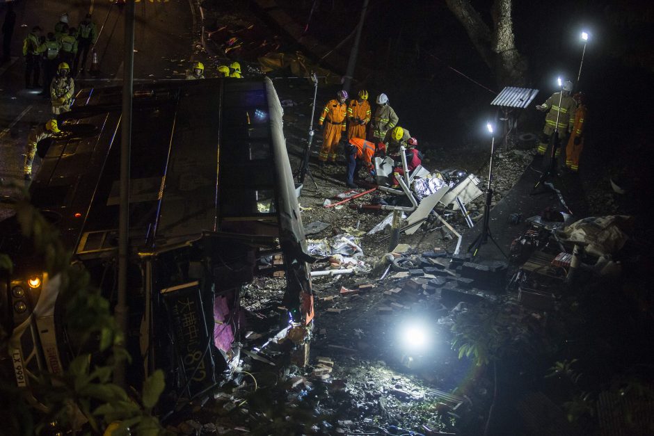 Mažiausiai 18 žmonių žuvo Honkonge apvirtus autobusui 