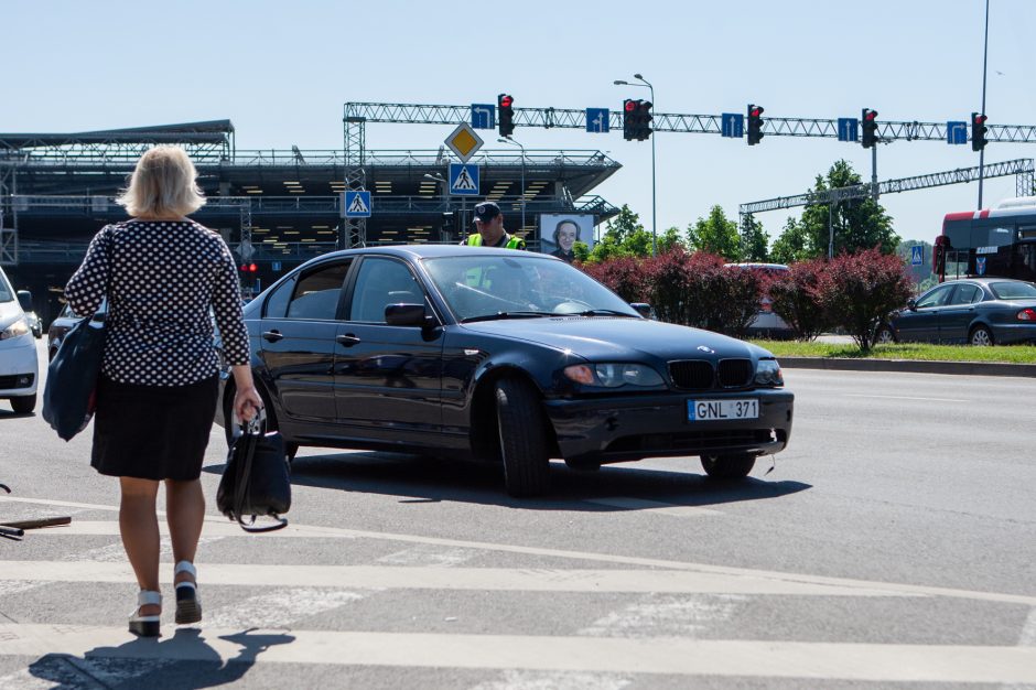 Kauno centre nesuvaldytas BMW partrenkė šaligatviu ėjusį paauglį