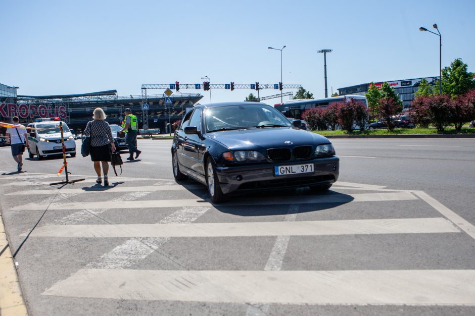 Kauno centre nesuvaldytas BMW partrenkė šaligatviu ėjusį paauglį