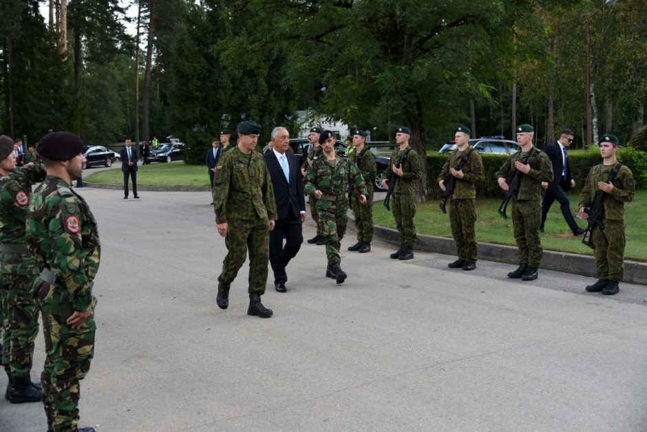 Prezidentas aplankė Lietuvoje dislokuotus portugalų karius