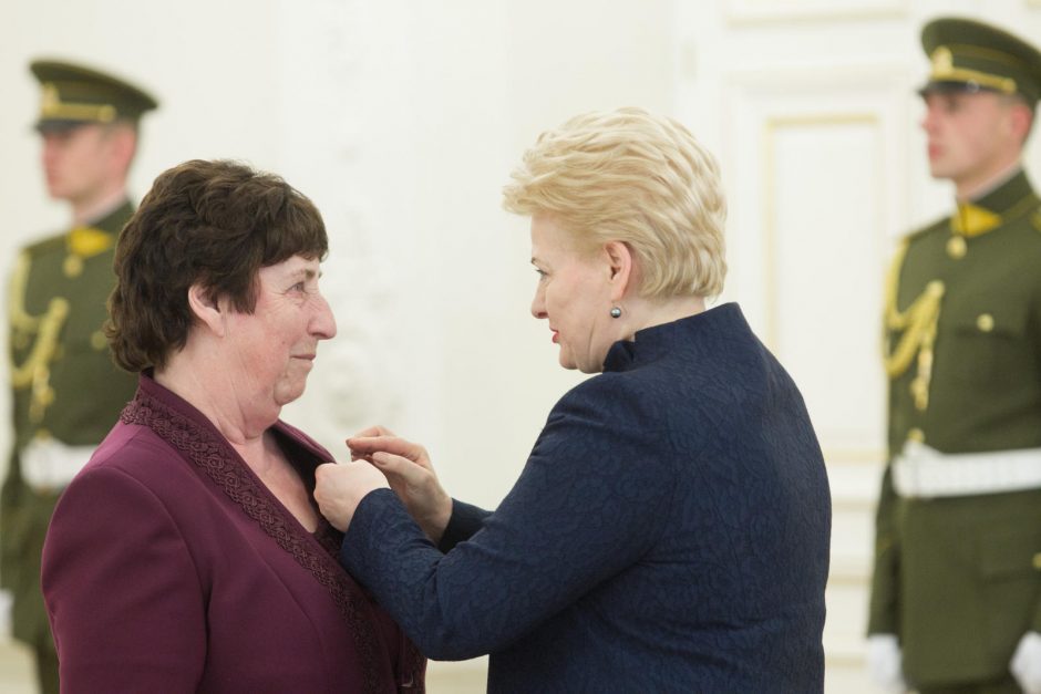 Daugiavaikėms mamoms – medaliai iš prezidentės rankų