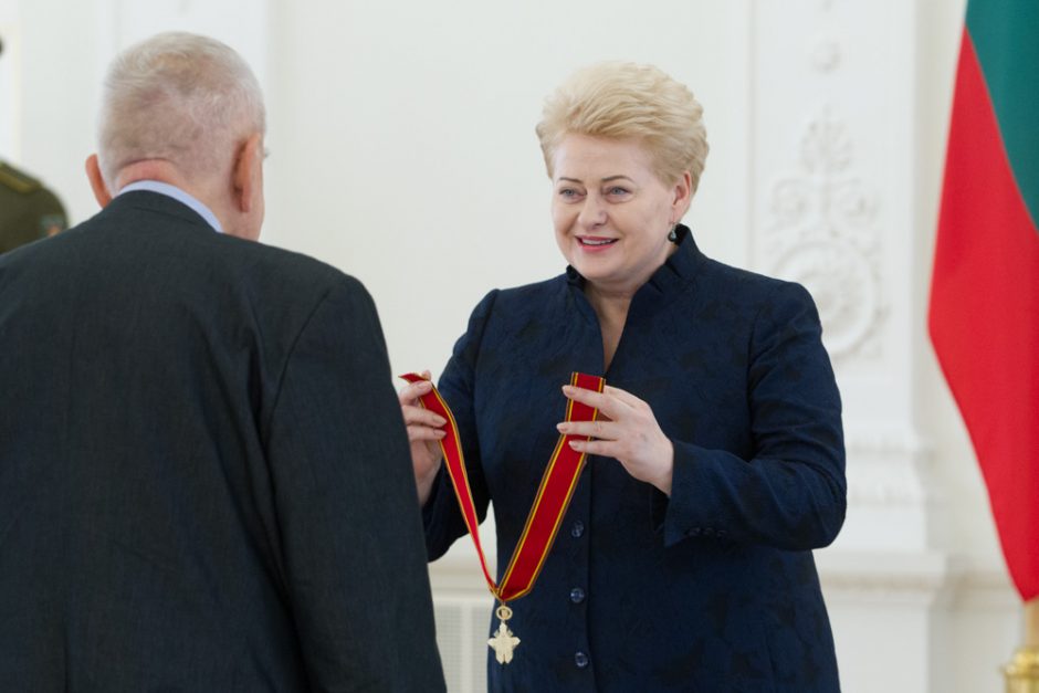 Prezidentė apdovanojo rašytoją T. Venclovą