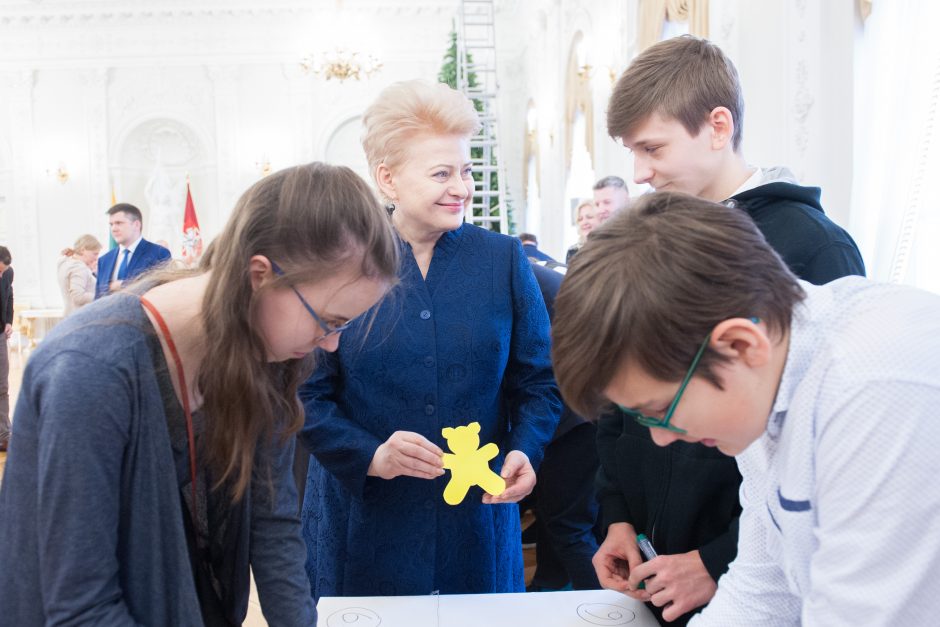 Prezidentė su vaikais puošė eglę