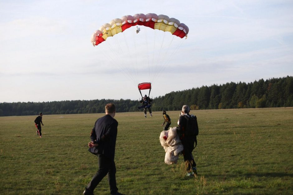 Unikalus šuolis parašiutu – nevaldantis kūno vilnietis įgyvendino svajonę