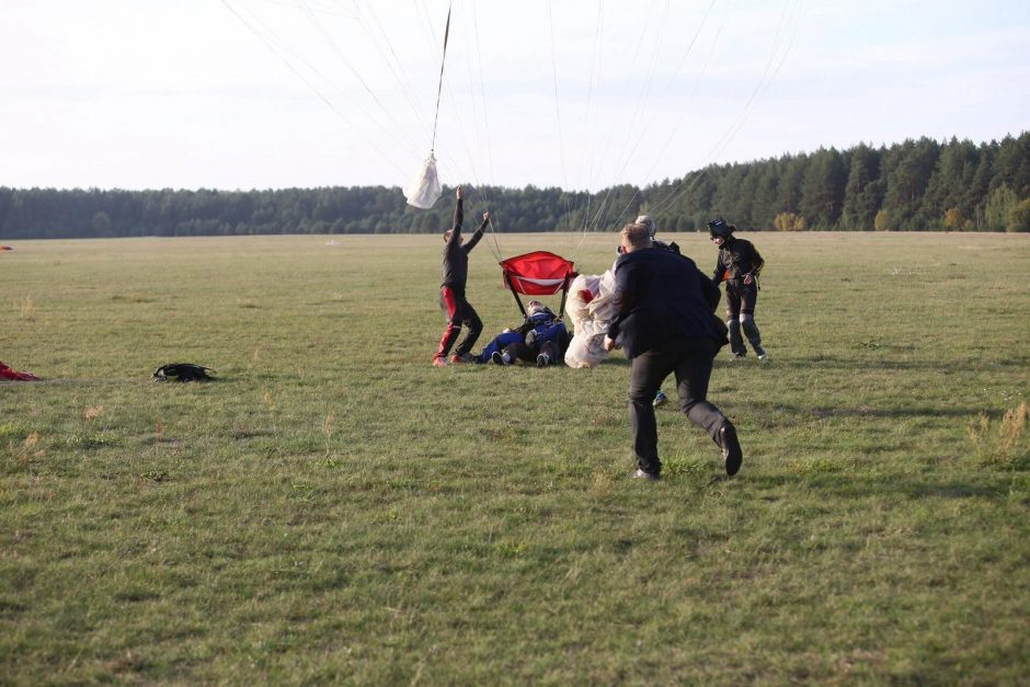 Unikalus šuolis parašiutu – nevaldantis kūno vilnietis įgyvendino svajonę