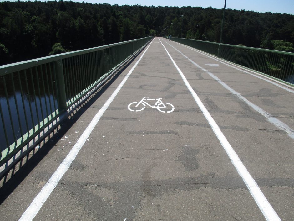 Ar ant Trijų mergelių tilto reikėjo keisti dviračių tako pusę?