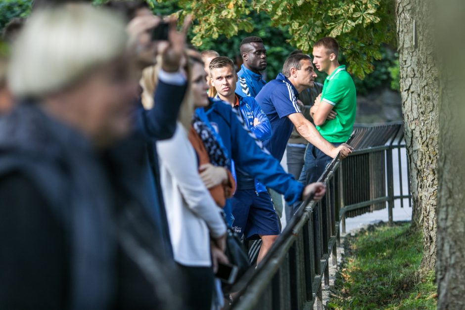 Futbolininkai sutvarkė stumbryną Lietuvos zoologijos sode