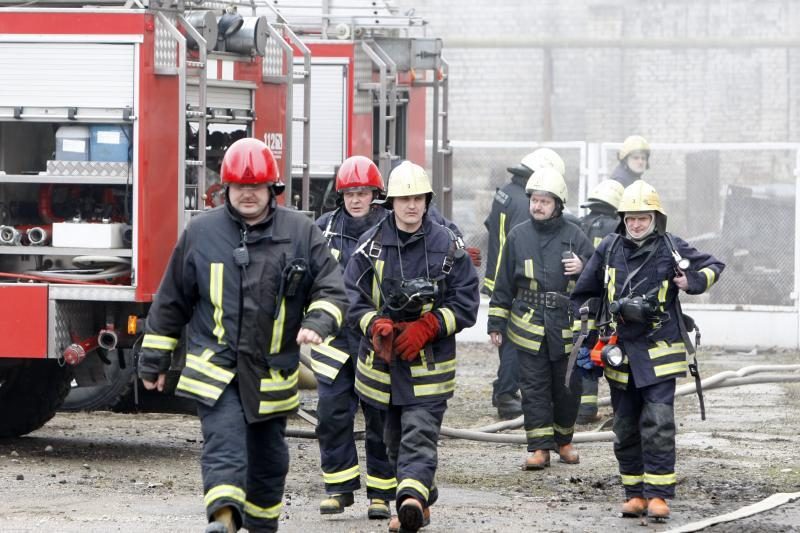 Šilalės rajone priešgaisrinės gelbėjimo tarnybos gesina degantį namą