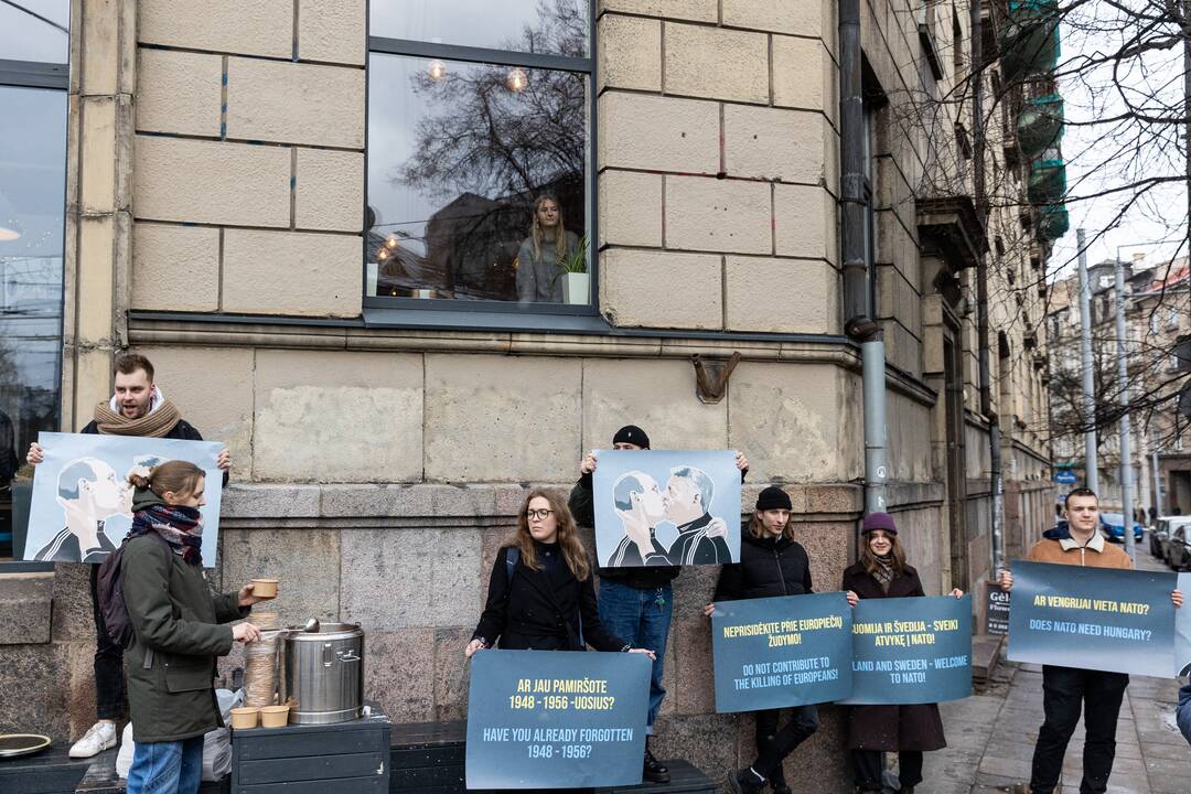 Protestas prie Vengrijos ambasados