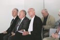 Nauda: V. Makūnas (viduryje) dėkojo M. Žalakevičiui (pirmas dešinėje) už didžiulį atliekamą darbą tyrinėjant T. Ivanausko palikimą.
