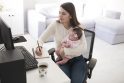 Verta: net ir motinystės atostogų metu pravartu klausytis tinklalaidžių ar stebėti kitą informaciją, susijusią su darbo sritimi, – tai padėtų ateityje lengviau sugrįžti į darbą, užmegzti su kolegomis ryšį.