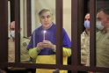 Parama: nuotraukoje – kovą teismo salėje palaikymą Ukrainai demonstruojantis šios šalies pilietybę turintis M. Saakašvilis.