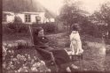 Poilsis: Šatrijos Ragana Židikų bažnyčios klebonijos kieme su K. Bukonto šunimi. 1926 m