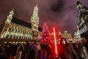 Šurmulyje: pandemijos metu pozityvumo pasigedę briuseliečiai plūsta po pri­vers­ti­nės dve­jų me­tų per­trau­kos į gy­vai vyks­tan­čią Kalėdų mu­gę.