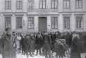 Faktai: 1923 metų sausio 15 dieną darytos nuotraukos atskleidžia nemažai tų dienų įvykių detalių. Po kautynių žmonės būriavosi prie užimto prefektūros pastato.