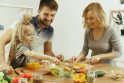 Pavyzdys: atitinkamus mitybos įpročius savo vaikams formuoja suaugusieji, pirmiausia – tėvai. Jų pareiga – kad vaikai gautų kokybiško maisto.
