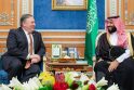M. Pompeo (kairėje) ir Saudo Arabijos sosto įpėdinis M. bin Salmanas (dešinėje) 