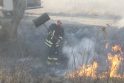 Specifika: degančios žolės plotai dažniausiai yra sunkiai pasiekiami ugniagesių mašinomis, todėl gelbėtojams dažnai tenka liepsną &quot;uždaužyti&quot; specialiomis priemonėmis.