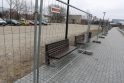 Jau pradėta rengtis aikštelės Pilies gatvėje rekonstrukcijai – penktadienį pradėta tverti tvorą.
