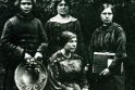 Istorinėje fotografijoje įamžinta Steigiamojo Seimo moterų katalikių frakcija.