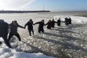 Drąsa: užuot laukę gelbėtojų, keliolika vyrų, nepabūgusių ledinio Baltijos vandens, susikibę į gyvą grandinę puolė gelbėti nuo ledo į jūrą įsmukusių moterų ir jų vaikų.