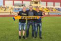 Jubiliejus: D.Žernį (kairėje) 40-ojo gimtadienio proga Klaipėdos miesto centriniame stadione sveikino treneris V.Lekevičius (viduryje) bei kolega Edmundas Gaigalas.