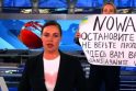 Protestas: Rusijos pagrindinio kanalo redaktorė M.Ovsyannikova (dešinėje) tiesioginės transliacijos metu išreiškė antikarinę poziciją.