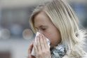 Klaida: specialistai teigia, kad žmonės dažnai painioja gripą su peršalimu ir gydosi savarankiškai, užuot kreipęsi į gydytojus.