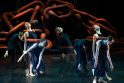 Scena iš Klaipėdos valstybinio muzikinio teatro šokio spektaklio „Eglė žalčių karalienė“