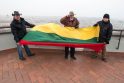 D.Burbulis (kairėje) drauge su R.Šimansku ir N.Treiniu bokšto viršutinėje aikštelėje išskleidė Daugio išsaugotą Sausio 13-ąją čia plevėsavusią vėliavą.