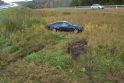 Skrydis: šlapiame greitkelyje BMW taip sumėtė, jog mašina nuskrido į pažliugusią pievą.