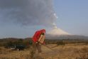 Meksikoje ugnikalnis išmetė uolienų į pusės mylios aukštį