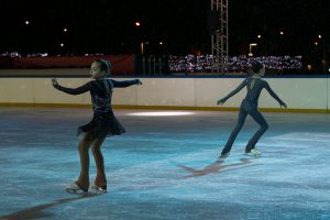 Vilniaus čiuožykloje – išsiilgę žiemos pramogų: prie įėjimo driekiasi eilės