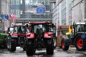 Ūkininkų protestas Briuselyje: EVT būstinę apsupo betoninės užtvaros ir spygliuota viela