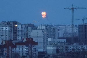 Ukrainoje per Rusijos masinę ataką žuvusių žmonių skaičius išaugo iki mažiausiai penkių