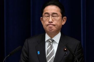 Dėl valdančiąją partiją apėmusio skandalo atsistatydino Japonijos ministrai