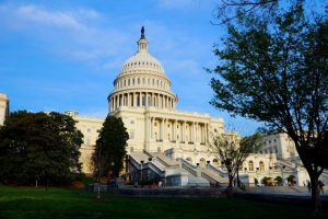 Bręstant JAV vyriausybės uždarymui, Senatas siūlo trumpalaikę išeitį dėl biudžeto