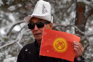 Kirgizija keičia vėliavą: mano, kad besišypsanti saulė paskatins ekonomiką