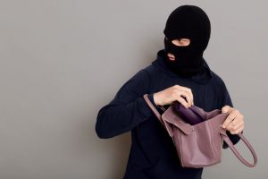 Kaune iš rankinės pavogti grynieji: nuostolis siekia 3 tūkst. eurų