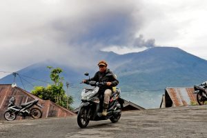 Pareigūnas: Indonezijoje išsiveržus ugnikalniui rasta bent vienuolika žuvusių turistų