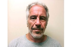 Pradedami viešinti mergaičių žaginimu kaltinamo J. Epsteino kontaktai: sąraše – buvę JAV prezidentai