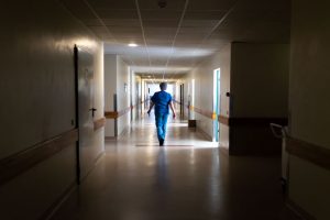Epidemiologinė situacija blogėja: keliuose Santaros klinikų skyriuose stabdomas pacientų lankymas