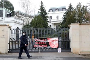 Čekijos policija sužlugdė užsieniečio mėginimą susideginti priešais Rusijos ambasadą