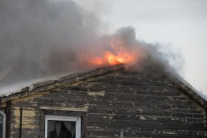 Elektrėnų apylinkėse atvira liepsna degė namas: nukentėjo šeimininkas
