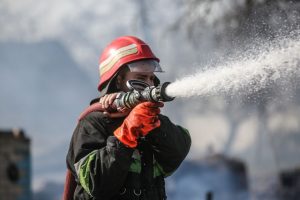 Pagėgių savivaldybėje užsiliepsnojo namas: per gaisrą apdegė žmogus