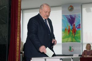 Paskelbti preliminarūs parlamento ir vietos savivaldybių rinkimų Baltarusijoje rezultatai